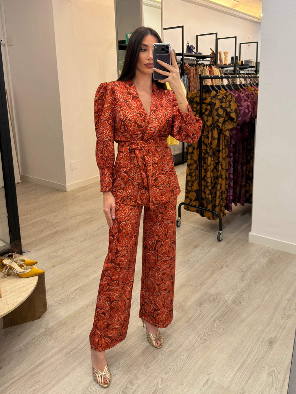 Conjunto naranja con lazo