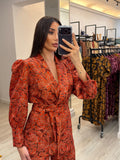 Conjunto naranja con lazo