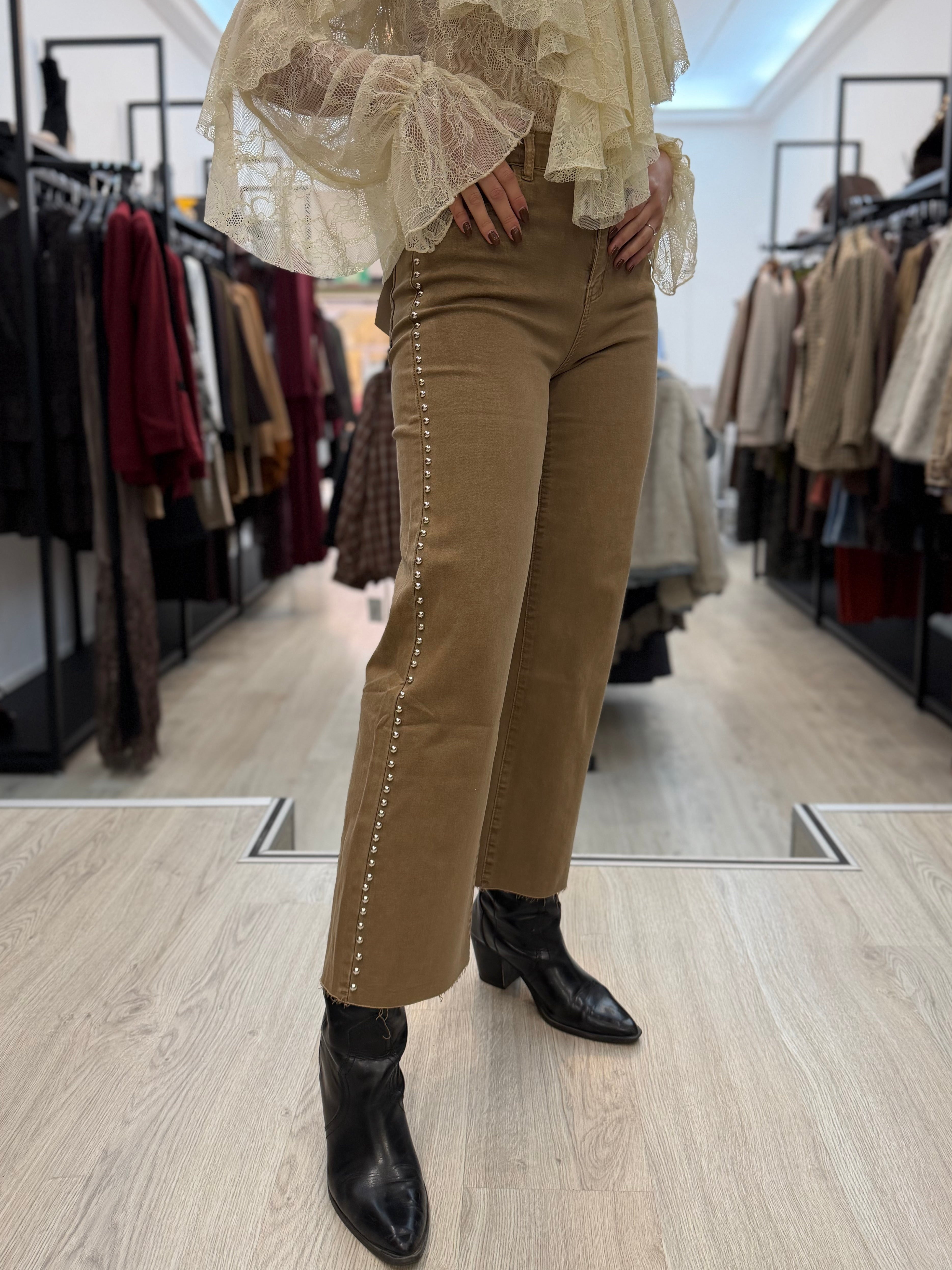 Pantalón oliva tachuela