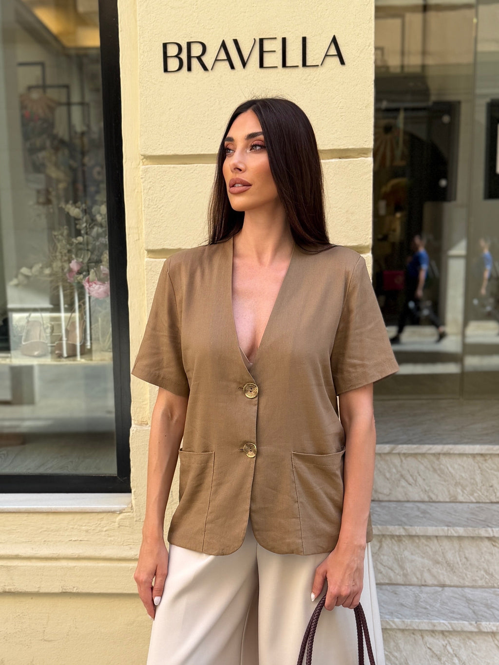 Chaqueta hombrera botones camel