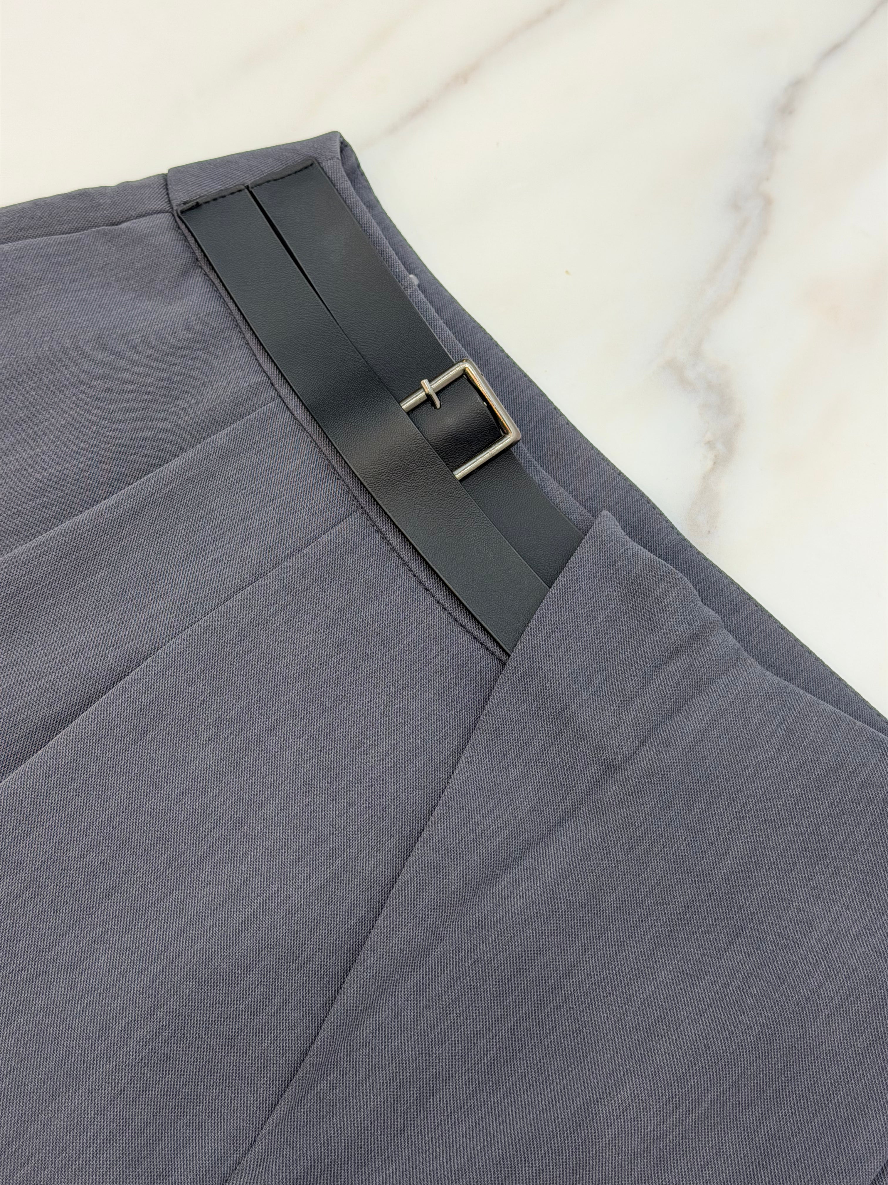 Pantalón gris doble correa