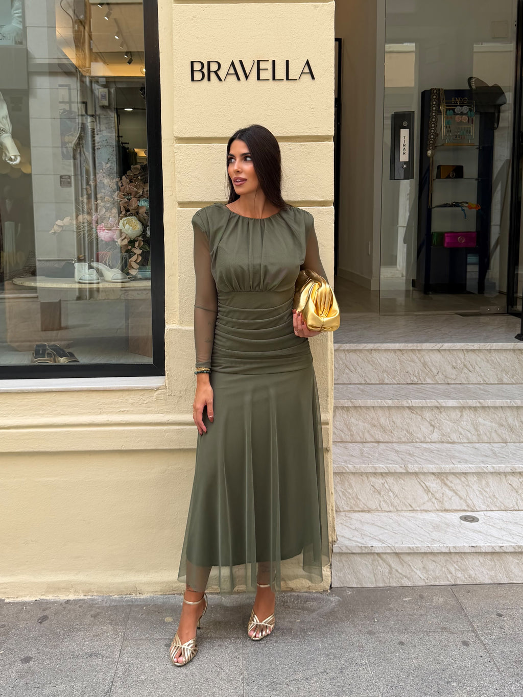 Vestido drapeado hombrera